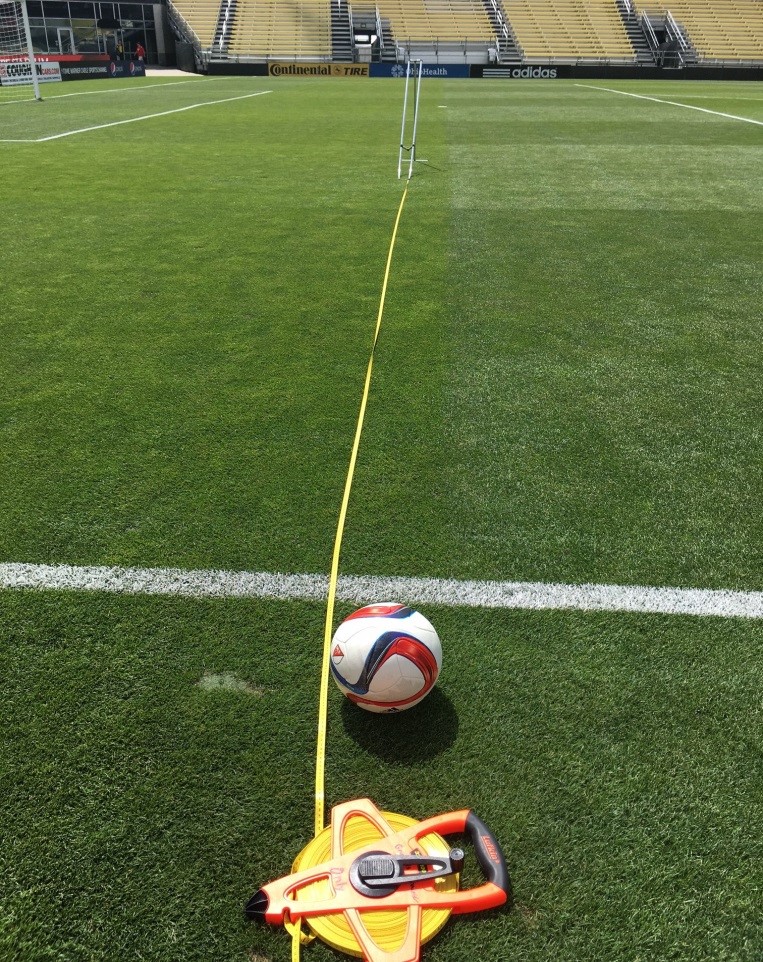 آزمایش حرکت توپ در چمن مصنوعی فوتبال