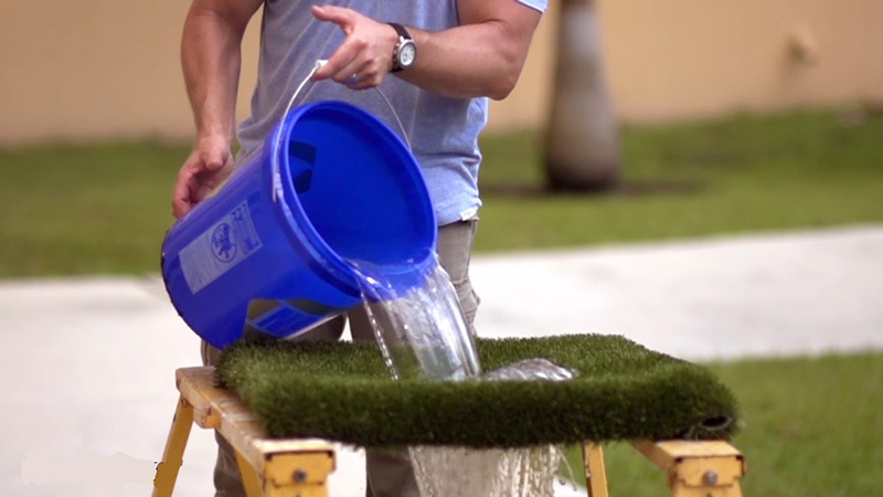 تخلیه آب از چمن مصنوعی