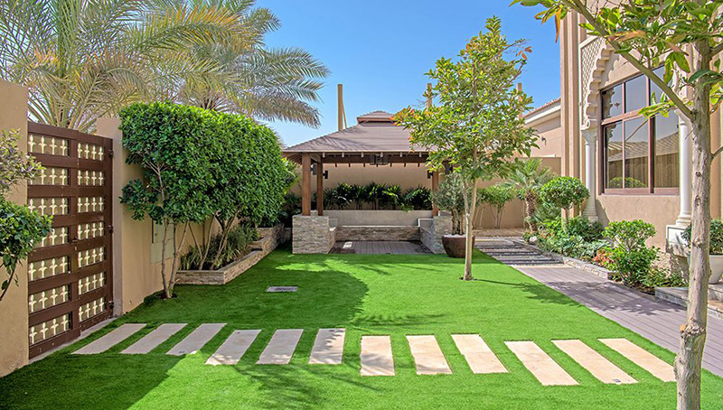 چمن مصنوعی حیاط