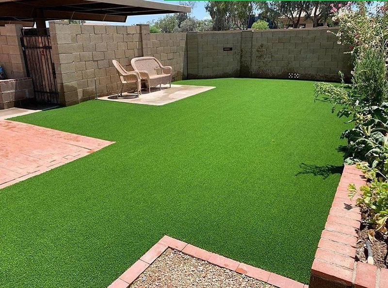 چمن مصنوعی حیاط