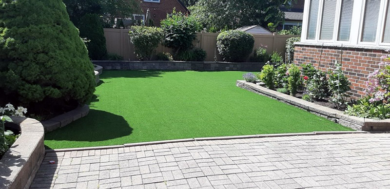 چمن مصنوعی حیاط