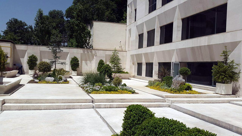 نصب چمن مصنوعی بین سنگ 1