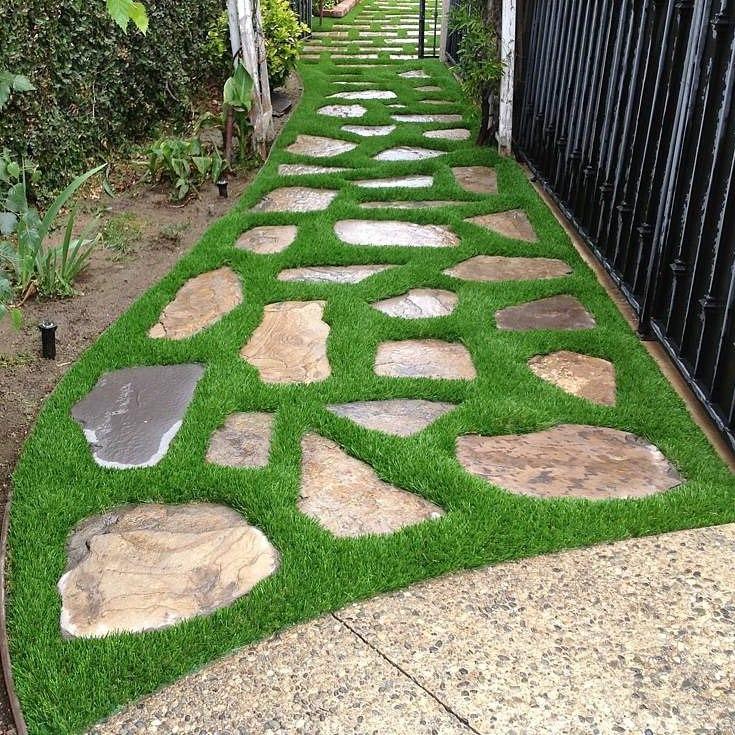 چمن مصنوعی بین سنگ و موزاییک