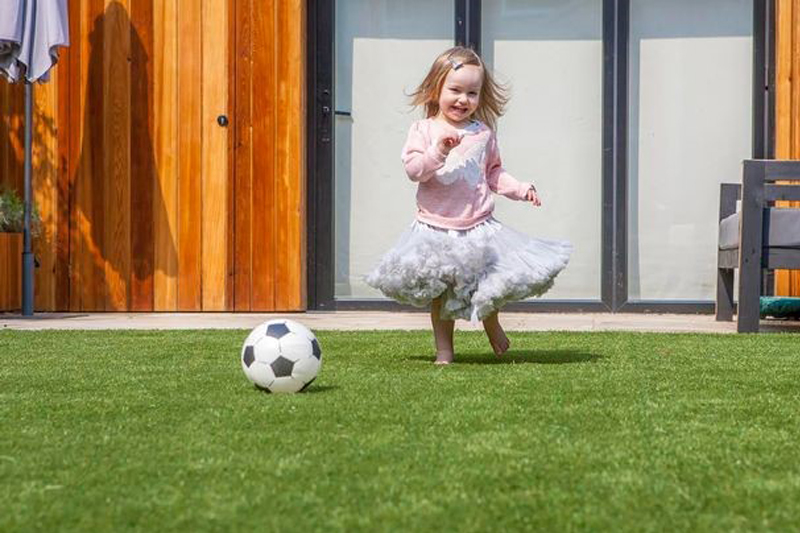 سرگرمی های خانگی با چمن مصنوعی