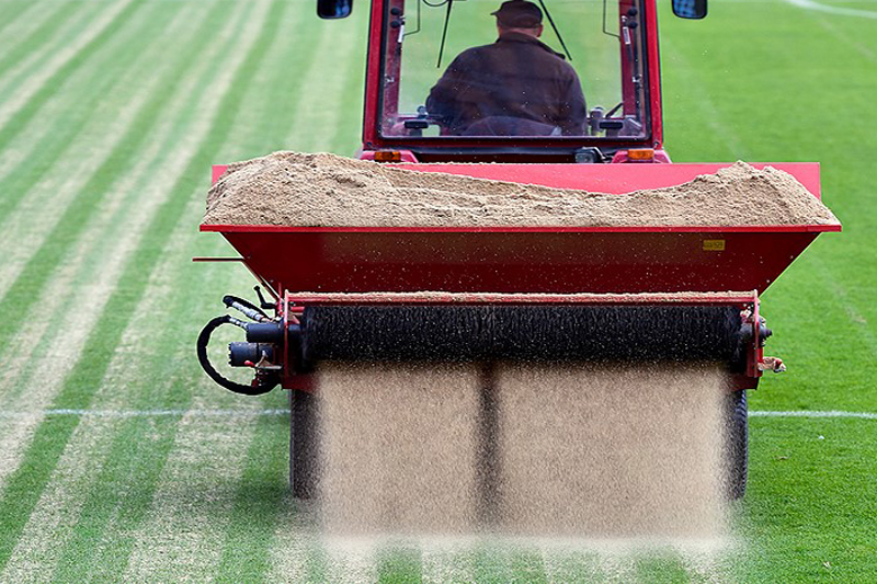 نگهداری چمن مصنوعی فوتبال
