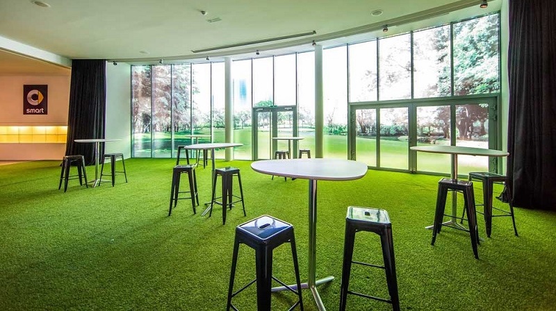 چمن مصنوعی در دکوراسیون اماکن تجاری و فروشگاه ها