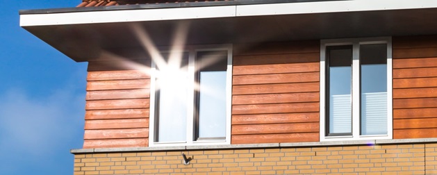 انعکاس آفتاب از شیشه بر روی چمن مصنوعی