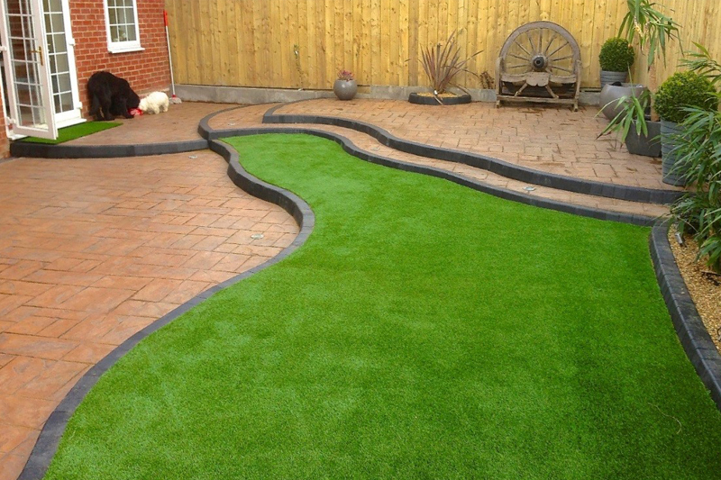 چمن مصنوعی حیاط منزل