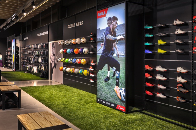 چمن مصنوعی در فروشگاه ورزشی