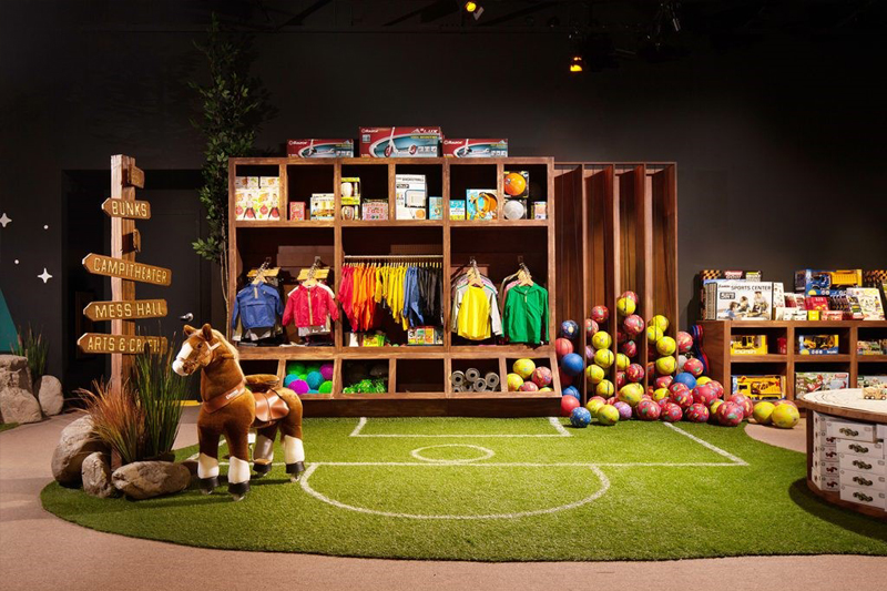 چمن مصنوعی در فروشگاه اسباب بازی فروشی