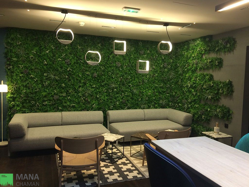 نور پردازی دیوار سبز مصنوعی