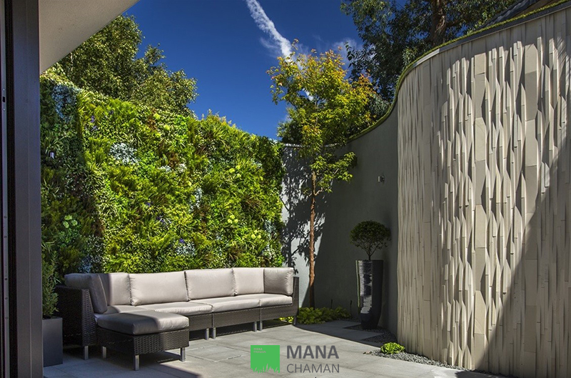 دیوار سبز مصنوعی، در حیاط منزل