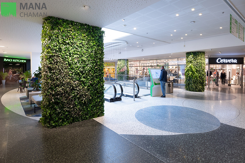نصب دیوار سبز مصنوعی بر روی ستون های یک مرکز خرید
