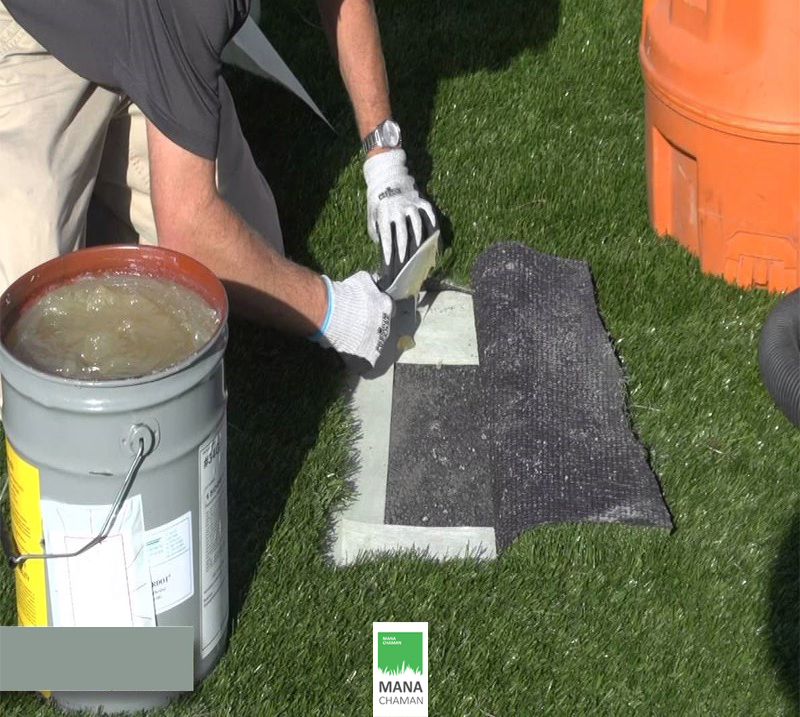 ترمیم پارگی چمن مصنوعی با کمک نوار اتصال