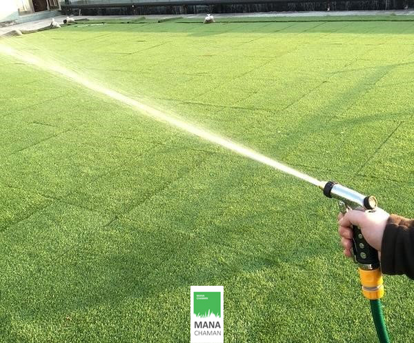 استفاده از آبپاش سر شلنگ برای افزایش فشار آب و شستشوی چمن مصنوعی