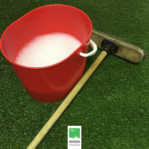 نظافت چمن مصنوعی با آب، شامپو فرش و جاروی خانگی