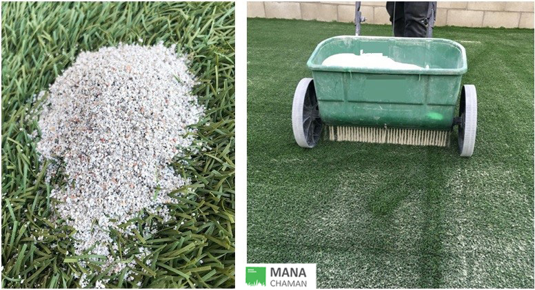 ریختن شن و پودر سنگ زئولیت در میان الیاف چمن مصنوعی