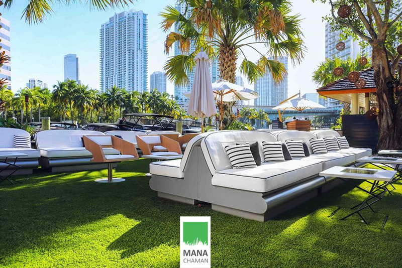 چمن مصنوعی در رستوران ساحلی