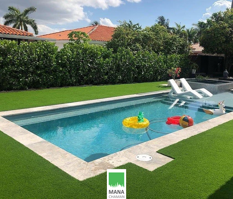 چمن مصنوعی لوکس در کنار استخر ویلا