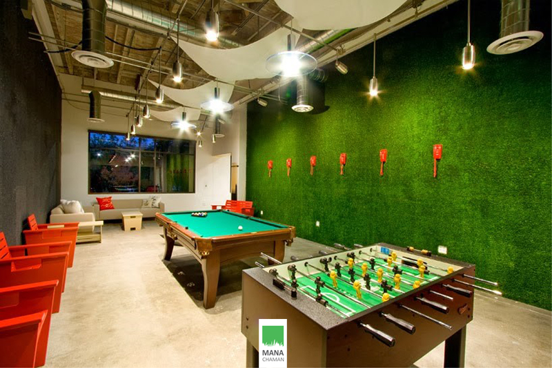 استفاده از چمن مصنوعی روی دیوار سالن بازی و سرگرمی