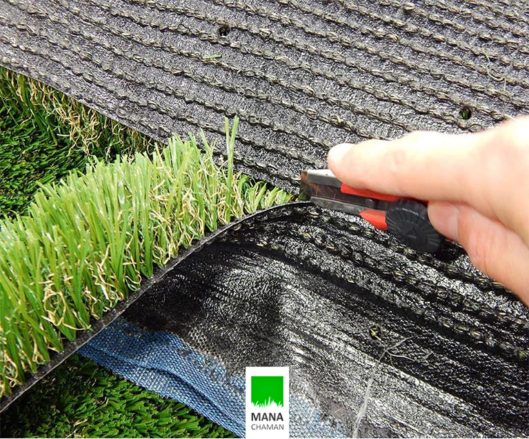 حذف لبه های بیرونی چمن مصنوعی به کمک تیغه موکت بُری