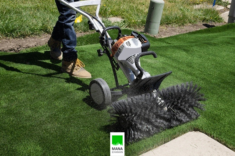 شانه زنی الیاف چمن مصنوعی توسط فرچه موتوری