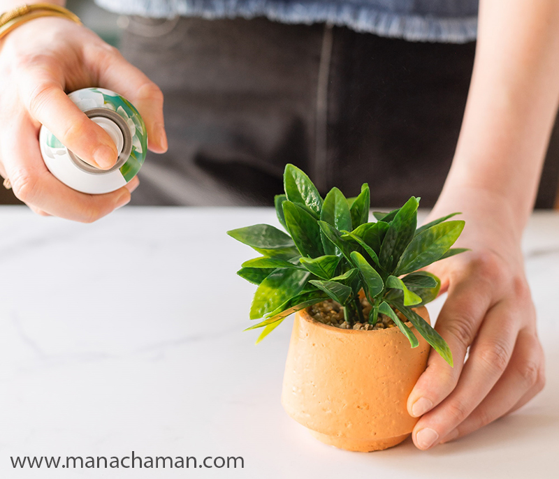 تمیز کردن گل مصنوعی با اسپری مخصوص