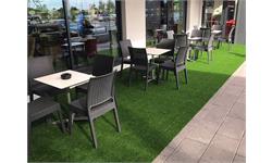 چمن مصنوعی حیاط رستوران