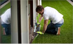 محاسبه مقدار چسب لازم برای نصب چمن مصنوعی