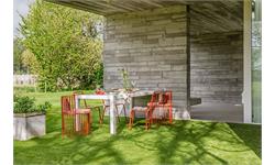 نگهداری از چمن مصنوعی حیاط در گرمای تابستان